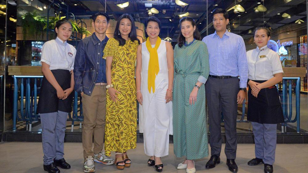 วันพ่อ - นงชนก สถานานนท์ เปิดตัว “Father’s Day รักพ่อที่สุด” พร้อม 2 เซตเมนูพิเศษ เซตเมนู สเต๊กปลาเก๋าและเซตเมนูเซิร์ฟ แอนด์ เทิร์ฟ มีถึง 15 ธ.ค. โดยมี วิทยา สินทราพรรณทร, รพีพร วงศ์ทองคำ และ อธิดุลย์ คอมันตร์ มาร่วมงานด้วย ที่ร้านซิซซ์เล่อร์ สยามเซ็นเตอร์ วันก่อน.