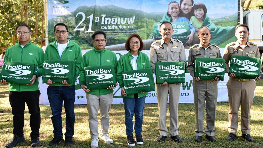 หายหนาว - กฤษณ์ คงเมือง ผวจ.เพชรบูรณ์ รับมอบผ้าห่มผืนเขียวรักษ์โลกจำนวน 15,000 ผืน จาก ธารทิพย์ ศิรินุพงศ์ ผู้แทนบริษัทไทยเบฟเวอเรจ ในโครงการ “ไทยเบฟ...รวมใจต้านภัยหนาว” เพื่อ นำไปให้ชาวบ้านประสบภัยหนาว 11 อำเภอ ที่ ร.ร.บ้านห้วยน้ำขาว อ.เขาค้อ จ.เพชรบูรณ์ วันก่อน.