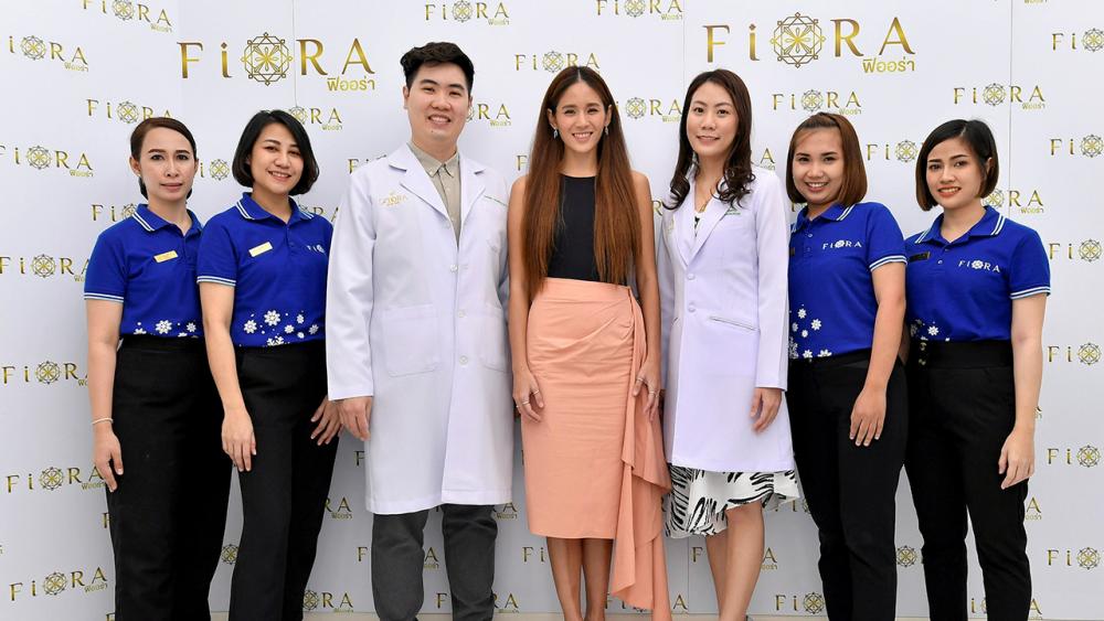 ครบวงจร - นพ.ชัยรัตน์ เสริมศิลป์ และ พญ.ปรียภัทร ภูมิศิริชโย ให้การต้อนรับแก่ ปกฉัตร เทียมชัย มารับบริการความสวยแบบครบวงจร การปรับรูปหน้าด้วยฟิลเลอร์ ไฮฟู และการดูแลผิวกระจ่างใส โดยมี รัตนา สนธิสุวรรณ มาร่วมให้การต้อนรับด้วย ที่ฟิออร่า คลินิก สมุทรสาคร วันก่อน.