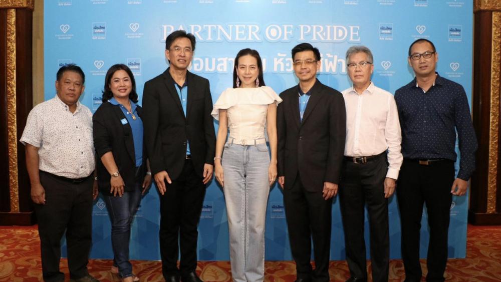 เชื่อคุณแป้ง - นวลพรรณ ล่ำซำ จัดงาน Partner of Pride “เชื่อมสายใย หัวใจสีฟ้า” เปิด เวทีเผยกลยุทธ์แนวทางการดำเนินธุรกิจสำหรับช่องทางตัวแทนเมืองไทยประกันภัย ดันยอดขายปี 2564 โดยมี วาสิต ล่ำซำ และ สุรัตน์ ศรีสมบุญกุล มาร่วมงานด้วย ที่ รร.ดิ เอมเมอรัลด์ วันก่อน.