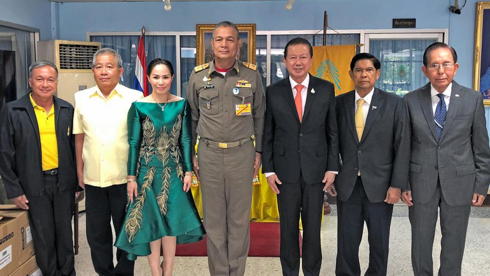 เพื่อนักเรียน - สนั่น อังอุบลกุล, อัมรินทร์ คอมันตร์ และ พล.ร.ต.กรปุญญพัฒน์ ไพรีระย่อเดช เข้าพบ พล.ร.อ.พงษ์เทพ หนูเทพ องคมนตรี มอบหนังสือพร้อมสนับสนุนความร่วมมือให้โอกาสการศึกษานักเรียนโรงเรียนราชประชานุเคราะห์ วันก่อน ที่มูลนิธิราชประชานุเคราะห์.