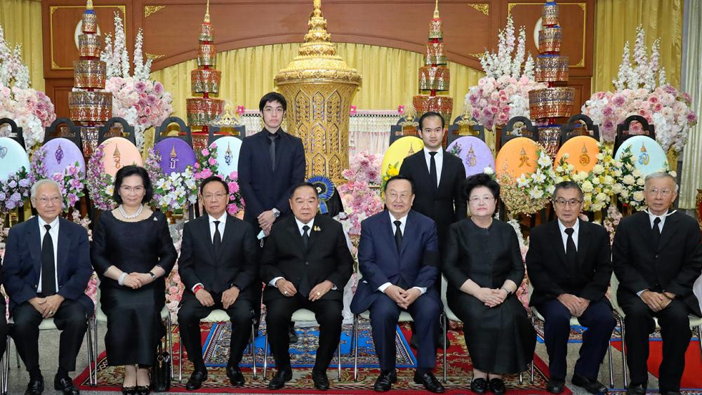 สู่สุคติ - ประชัย เลี่ยวไพรัตน์ เป็นประธานในพิธีสวดพระอภิธรรมศพ สายสนี วงษ์สุวรรณ มารดาของ พล.อ.ประวิตร วงษ์สุวรรณ–พล.ต.อ.พัชรวาท วงษ์สุวรรณ โดยมี คุณหญิงปัทมา ลีสวัสดิ์ตระกูล และ อรพิน เลี่ยวไพรัตน์ มาร่วมในพิธีด้วย ที่วัดโสมนัสราชวรวิหาร วันก่อน.