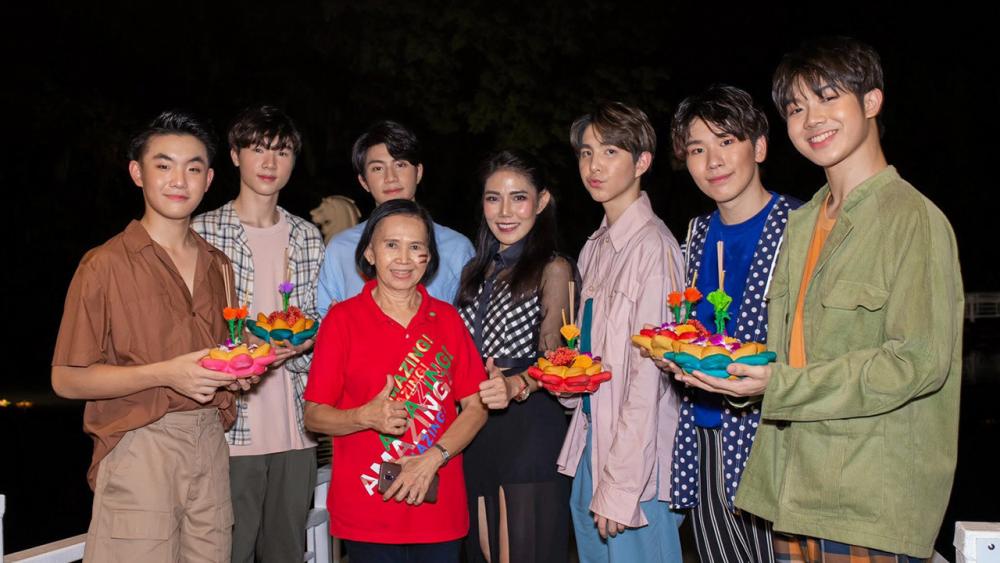 ร่วมมอบสุข 6 หนุ่มศิลปิน 1Day Project แบงค์–ณฐวัฒน์, ฮาร์ท–ศุภวัฒน์, ฉัตร-วศุธา, ริวจิ–จิรพัฒน์, ฮอว์ค–จิรวิชญ์, ริว–อชิรกร ร่วมแสดงในงานลอยกระทงวิถีใหม่ พร้อมพาผู้โชคดีร่วมลอยกระทง มี ธัญรัศม์ หมู่หมื่นศรี ผู้จัดการโครงการพิเศษ บจก.สยามพาร์ค บางกอก ต้อนรับ ที่สยามอะเมซิ่งพาร์ค วันก่อน.