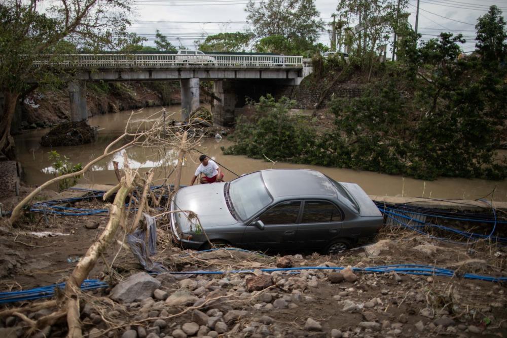 รถเก๋งถูกน้ำป่าซัด หลังฝนตกหนักจากอิทธิพลไต้ฝุ่นโคนี ในเมืองบาตังกัส ซิตี้ ประเทศฟิลิปปินส์