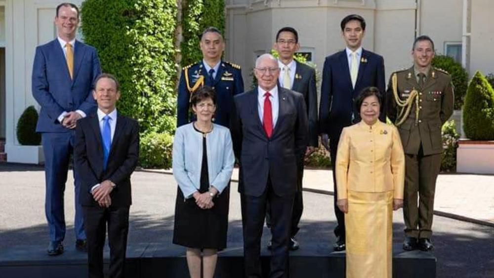 ยื่นพระราชสาส์น พล.อ.เดวิด เฮอร์ลีย์ ผู้สำเร็จราชการแห่งเครือรัฐออสเตรเลีย ถ่ายภาพกับ บุษฎี สันติพิทักษ์ ออท. ณ กรุงแคนเบอร์รา ในโอกาสเข้ายื่นพระราชสาส์นเป็นเอกอัครราชทูตวิสามัญผู้มีอำนาจเต็มประจำเครือรัฐออสเตรเลีย.