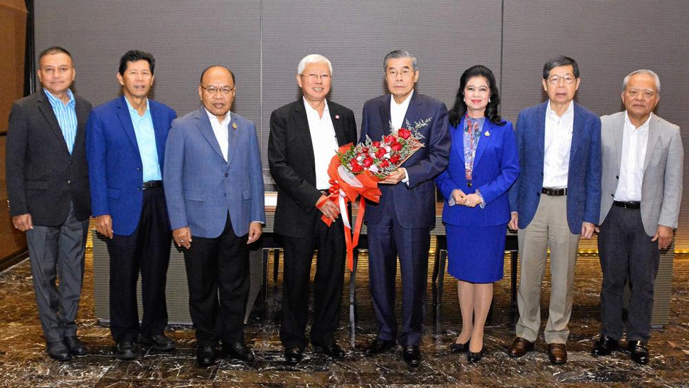แฮปปี้เบิร์ธเดย์ ดร.สมศักดิ์ ลีสวัสดิ์ตระกูล จัดงานเลี้ยงฉลองวันเกิดให้แก่ ศ.ดร.บวรศักดิ์ อุวรรณโณ โดยมี ประสาร ไตรรัตน์วรกุล, ปัญญา อุดชาชน, เสถียร เศรษฐสิทธิ์, พล.อ.นิพัทธ์ ทองเล็ก และ สังวรณ์ ลิปตพัลลภ มาร่วมงานด้วย ที่โรงแรมดิโอกุระ เพรสทีจ วันก่อน.