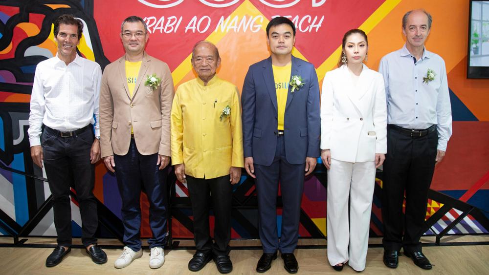 เปิดแล้ว ธีระยุทธ จิราธิวัฒน์, ธนวัช ภูเก้าล้วน, พิพรรณพร สังข์ไพบูลย์, เดวิด กู๊ด และ มาร์คแลนด์ เบลคล็อค ให้การต้อนรับแก่ ชวน ภูเก้าล้วน นายกสภาการศึกษาจังหวัดกระบี่ ในโอกาสมาร่วมในงานเลี้ยงฉลองเปิดโรงแรมโคซี่ กระบี่ อ่าวนาง บีช ที่จังหวัดกระบี่ วันก่อน.