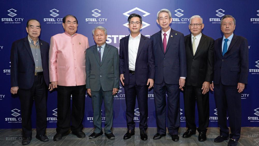 บุกตลาด เลิศพงษ์ ศรีวงศ์ทอง จัดงานเปิดภาพลักษณ์ใหม่ “สตีล ซิตี้” พร้อมขยายตลาดผู้ผลิตอุปกรณ์ติดตั้งระบบท่อร้อยสายไฟ โดยมี สว่าง วงศ์ศรีรุ่งเรือง, วรวิทย์ วีรบวรพงศ์, อุดม ศรีวงศ์ทอง และ กิตติพงษ์ เตรัตนชัย มาร่วมงานด้วย ที่สำนักงานใหญ่ สตีล ซิตี้ ศรีนครินทร์ วันก่อน.