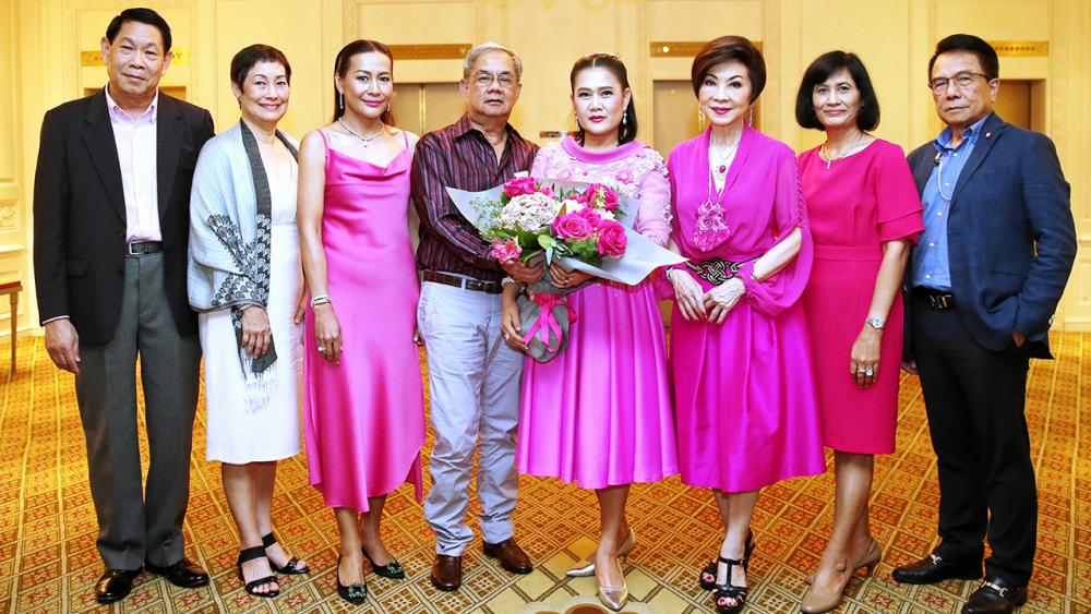 แฮปปี้เบิร์ธเดย์ - อภิรัชต์ พลางกูร จัดงานเลี้ยงฉลองวันเกิดให้สวีทฮาร์ต ดร.ภา พลางกูร โดยมี ประเกียรติ นาสิมา, อมต นพวิชัย, ศรีศุภางค์ มอฤทธิ์, กิจวรินท์ ผิวแตง และ รัชนี นพวิชัย มาร่วมอวยพรด้วยความชื่นมื่น ที่โรงแรมแมนดาริน โอเรียนเต็ล วันก่อน.