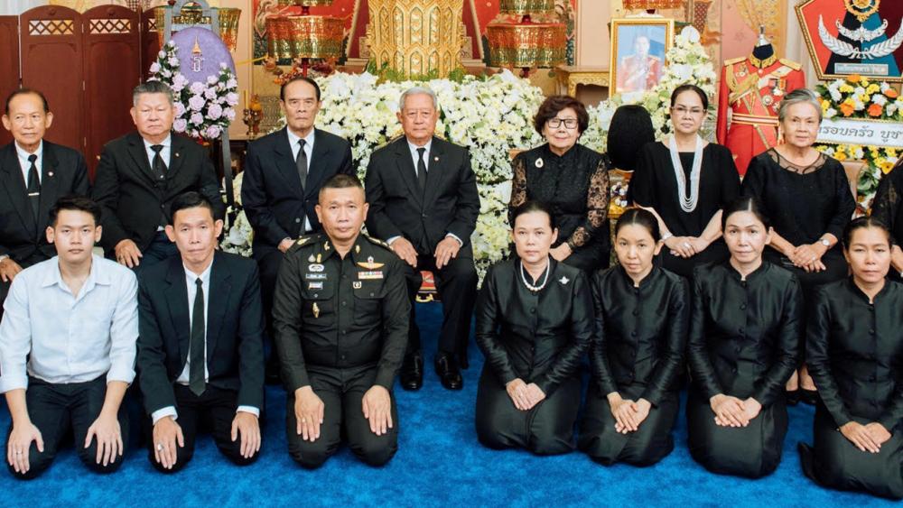 สู่สุคติ - พล.อ.สุรยุทธ์ จุลานนท์ ประธานองคมนตรี เป็นประธานพิธีสวดพระอภิธรรมศพ พล.ท.บุญยัง บูชา บิดของ พ.อ.นันทยศ บูชา โดยมี พล.อ.วัลลภ สายแสงทอง, พล.อ.ณรงค์ มหาคุณ และ พล.อ.ประยุทธ อินทรประสิทธิ์ มาร่วมในพิธีด้วย ที่พระศรีมหาธาตุ วันก่อน.