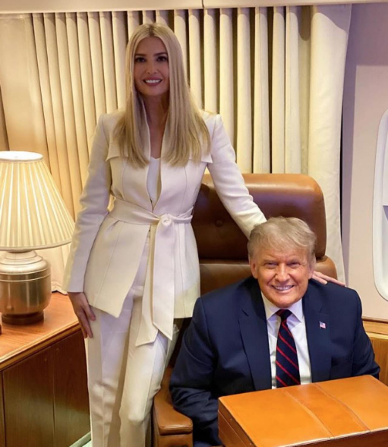 ภาพจาก IG :ivankatrump อิวานกา ทรัมป์ ถ่ายรูปกับพ่อ ประธานาธิบดีโดนัลด์ ทรัมป์ บนเครื่องบินแอร์ฟอร์ซวัน เพียง 2 วันก่อนผลตรวจจะออกมาประธานาธิบดีทรัมป์ และเมลาเนีย ภริยาติดโควิด-19