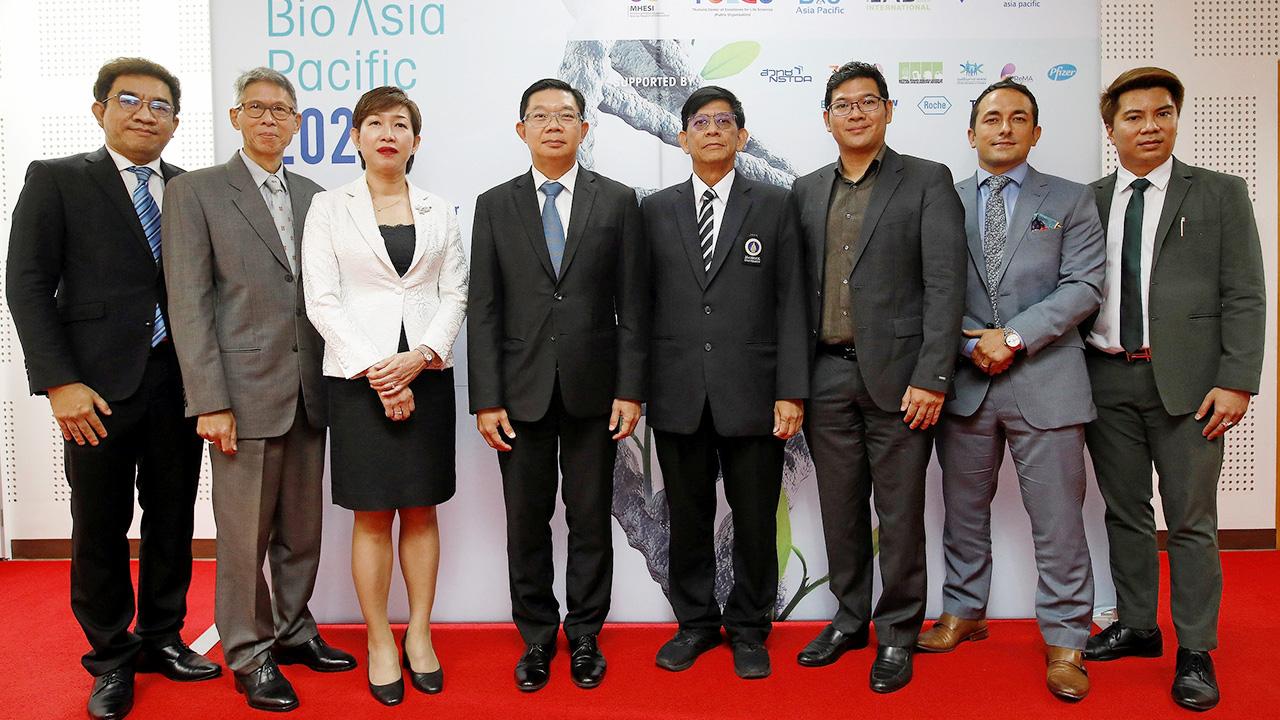 ประชุมสำคัญ ดร.ศิรศักดิ์ เทพาคำ แถลงข่าวการจัด Bio Asia Pacific 2020 งานประชุมด้านชีววิทยาศาสตร์ระดับเอเชียแปซิฟิก ที่ไบเทค บางนา โดยมี ศ.ดร.วสันต์ จันทราทิตย์ และ ศ.ดร.สุจินดา มาลัยวิจิตรนนท์ มาร่วมงานด้วย ที่ศูนย์ความเป็นเลิศด้านชีววิทยาศาสตร์ วันก่อน.