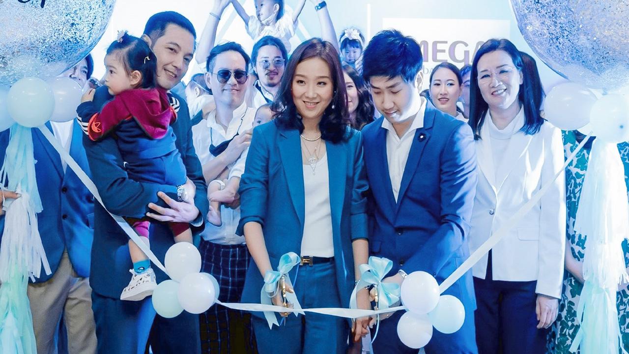 น่าสนใจ - มณีนุช โสภณสกุลศักดิ์ กรรมการผู้จัดการ บริษัท เบบี้ ฮิลส์ จำกัด ฉลองเปิดสาขาใหม่ “เบบี้ ฮิลส์ สาขาเมกา บางนา” โดยมี ศรราม เทพพิทักษ์ และ น้องวีจิ, เรย์ แมคโดนัลด์, ต๊ะ–ดิ๊พ บอยสเก๊าท์ ฯลฯ มาร่วมงาน ณ ศูนย์การค้าเมกา บางนา วันก่อน.