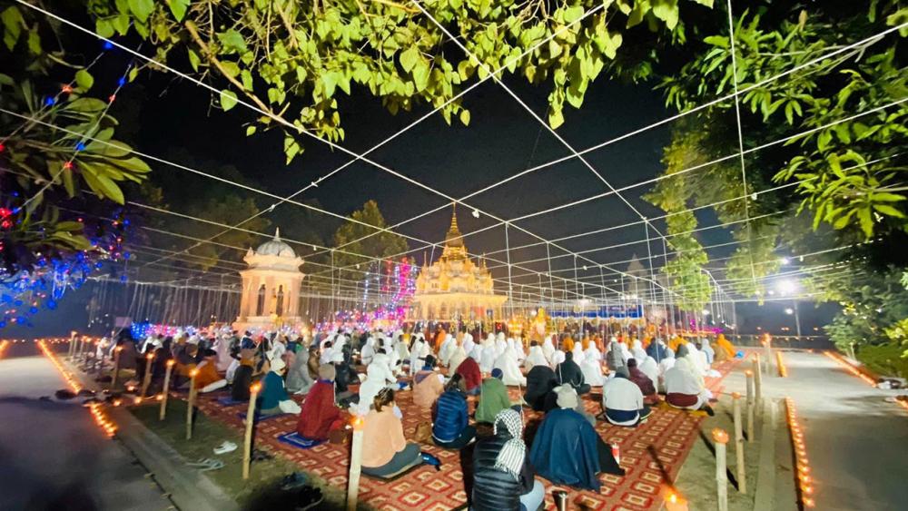 บริเวณ วัดไทยกุสินาราเฉลิมราช รัฐอุตตรประเทศ ประเทศอินเดีย ก่อนโควิด-19 ระบาด มีพระสงฆ์และพุทธศาสนิกชนไปสวดมนต์กันเนืองแน่น.