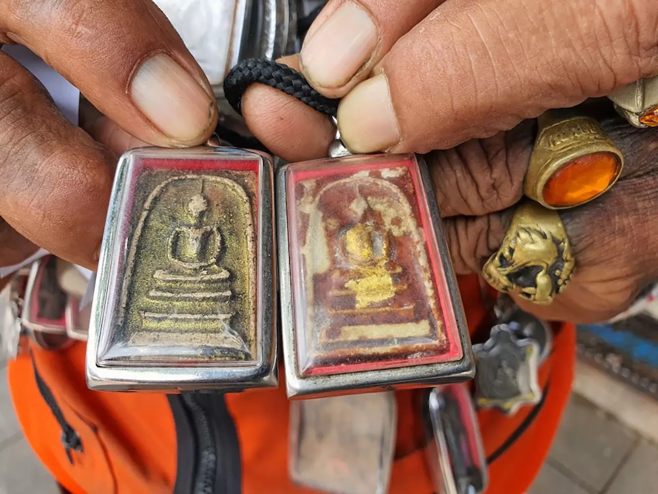 เชื่อ..คงกระพัน ศรัทธาพระของปู่ ห้อยคอหนัก 4 กก.