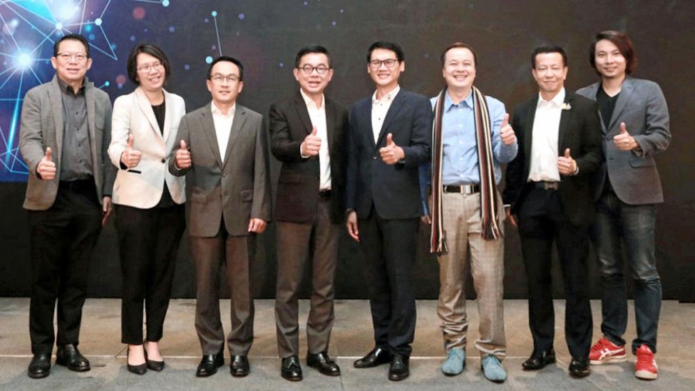 สู้โควิด - อนุวัตร เฉลิมไชย แถลงข่าววิสัยทัศน์และพันธกิจ ร่วมฝ่าวิกฤติเคียงข้างผู้ประกอบการและนักการตลาดไทย ข้ามผ่านวิกฤติเศรษฐกิจหลังโควิด-19 โดยมี ผศ.ดร.อภิสิทธิ์ ฉัตรทนานนท์, ดร.สมชาติ วิศิษฐชัยชาญ และ ชาคริต ดิเรกวัฒนชัย มาร่วมงานด้วย ที่ รร.เรเนซองส์ วันก่อน.