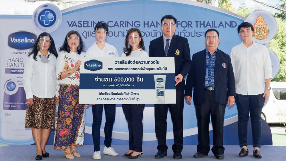 ห้าแสนชิ้น - ผกาฉัตร เตชาบูรพานนท์ จาก บ.ยูนิลีเวอร์ บริจาคเจลแอลกอฮอล์ล้างมือ 500,000 ชิ้น ให้แก่ อัจฉราภรณ์ ตั้งอุทัยสุข และ บุณยพงศ์ โพธิวัฒน์ธนัต เพื่อนำไปให้ ร.ร.สังกัด สพฐ. โดยมี พญ.ลลนา ก้องธรนินทร์ และ โชติพงษ์ พรหมโชติ มาร่วมในพิธีด้วย ที่ ร.ร.มัธยมวัดสิงห์ วันก่อน.