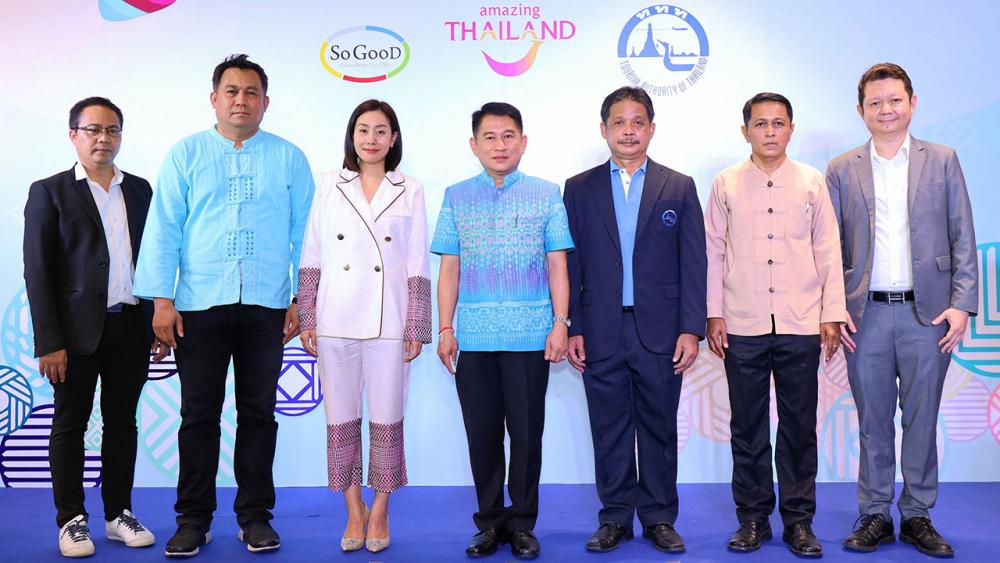 ของชุมชน - ณัฐภัทร สุวรรณประทีป ผวจ.สุพรรณบุรี เปิดงาน “ตลาดรวมใจไทยรอด” เพื่อสนับสนุนสินค้าชุมชนฝีมือคนไทยและส่งเสริมการท่องเที่ยว โดยมี อลิซาเบท วงศ์วาสิน, ณัฐปคัลภ์ อัครวิชญ์ และ ญาณพัฒน์ โพธิ์ถาวร มาร่วมงานด้วย ที่โรบินสัน สุพรรณบุรี วันก่อน.