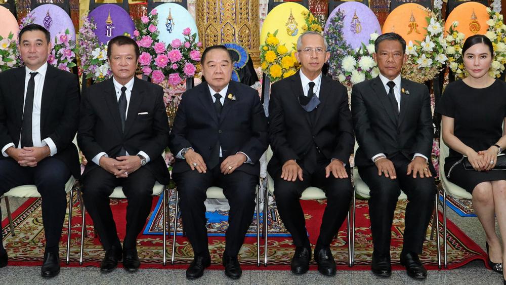 ปลายทางชีวิต - ชีพ จุลมนต์, พล.อ.นพดล อินทปัญญา, สันติ พร้อมพัฒน์ และ สารัชถ์ รัตนาวะดี มาร่วมในพิธีสวดพระอภิธรรมศพ สายสนี วงษ์สุวรรณ มารดาของ พล.อ.ประวิตร วงษ์สุวรรณ รองนายกรัฐมนตรี ที่ศาลา 5 วัดโสมนัสราชวรวิหาร ถ.กรุงเกษม ค่ำวันก่อน.