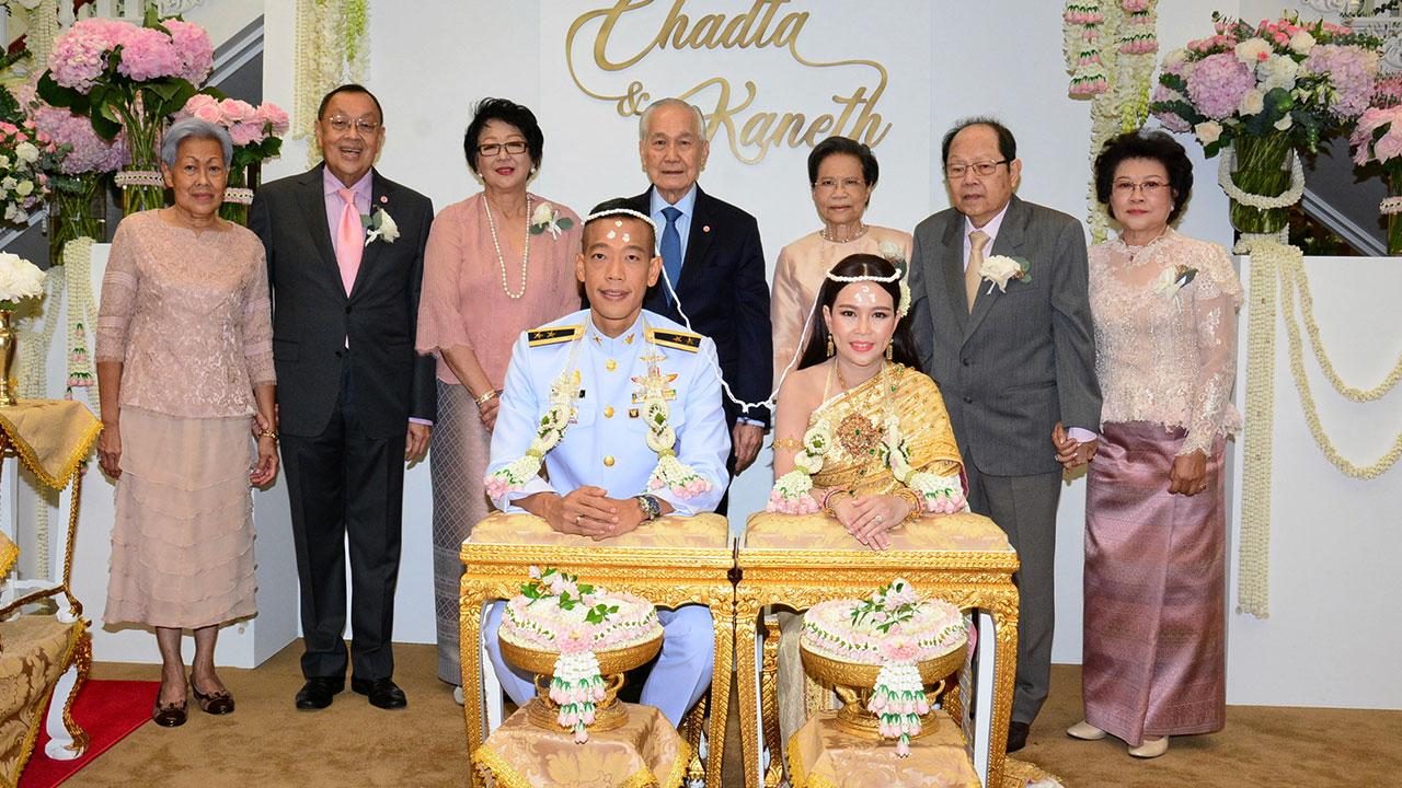 คู่สวีท - อานันท์ ปันยารชุน และ คุณหญิงชฎา วัฒนศิริธรรม เป็นประธานในพิธีหลั่งน้ำพระพุทธมนต์มงคลสมรสระหว่าง ชัดตา บุตรี ชัชวาล-ขวัญรัตน์ พรรณลาภ กับ ร.ท.คเณศ บุตร ขรรค์-อังคณา ประจวบเหมาะ โดยมี ปสัสสร เบาว์แมนน์ มาร่วมงานด้วย ที่รร.แมนดาริน โอเรียนเต็ล วันก่อน.