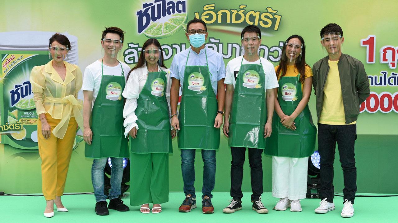 ล้างเพลิน - สุภัทร์ ไพรสานฑ์กุล เปิดตัวผลิตภัณฑ์ใหม่ “ซันไลต์ เอ็กซ์ตร้า” ล้างจานได้มากกว่า 5 เท่า ใช้ซันไลต์เอ็กซ์ตร้าเพียงถุงเดียวล้างจานจริงได้มากกว่า 45,000 ใบ โดยมี ฤชุพัณณ์ ชูครุวงศ์, ทินกร ภูวศักดิวงศ์ และ ธันยาอัณณ์ ตัณฑเสถียร มาร่วมงานด้วย ที่ถนนเยาวราช วันก่อน.