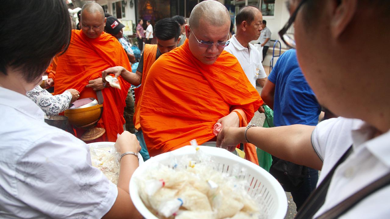 วันออกพรรษา 2563 สรุปความสำคัญ กิจกรรมประเพณีวันออกพรรษา 63
