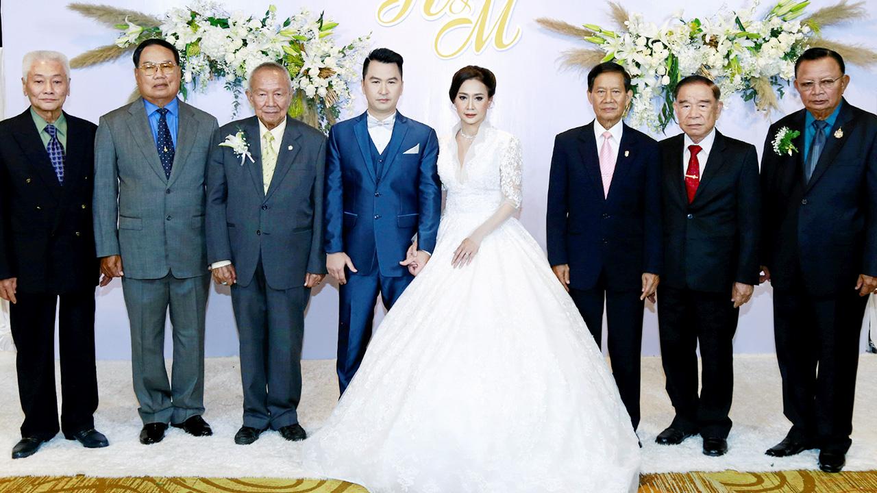 วิวาห์ชื่นมื่น - พล.อ.วาภิรมย์ มนัสรังษี เป็นประธานในงานวิวาห์ระหว่าง มณฑาทิพย์ บุตรี พีระพล ชนะพันธ์ กับ อนุชาติ บุตร จำเนียร โต๊ะสมัน โดยมี พล.อ.อ.เทอดศักดิ์ สัจจะรักษ์ และ พล.อ.อ.ดร.นพพร จันทวานิช มาร่วมอวยพรด้วย ที่โรงแรมมิราเคิล แกรนด์ วันก่อน.