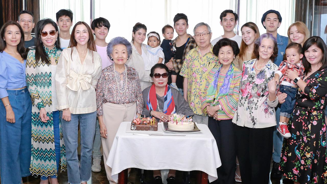 บิ๊กแฟมิลี่ - คุณหญิงสุจิตรา มงคลกิติ และ สุทธิเกียรติ จิราธิวัฒน์ จัดงานเลี้ยงฉลองวันเกิดให้ สมกมล-อำไพพรรณ-ภัสสรกรณ์-สุทธกิตต์-สิทธิกิตติ์ จิราธิวัฒน์ พร้อมกันโดยมี รัตนา นรพัลลภ, มุกดา เอื้อวัฒนสกุล และ แมรี่ จิราธิวัฒน์ มาร่วมงานด้วย ที่ รร.เซ็นทารา แกรนด์ เซ็นทรัลเวิลด์ วันก่อน.