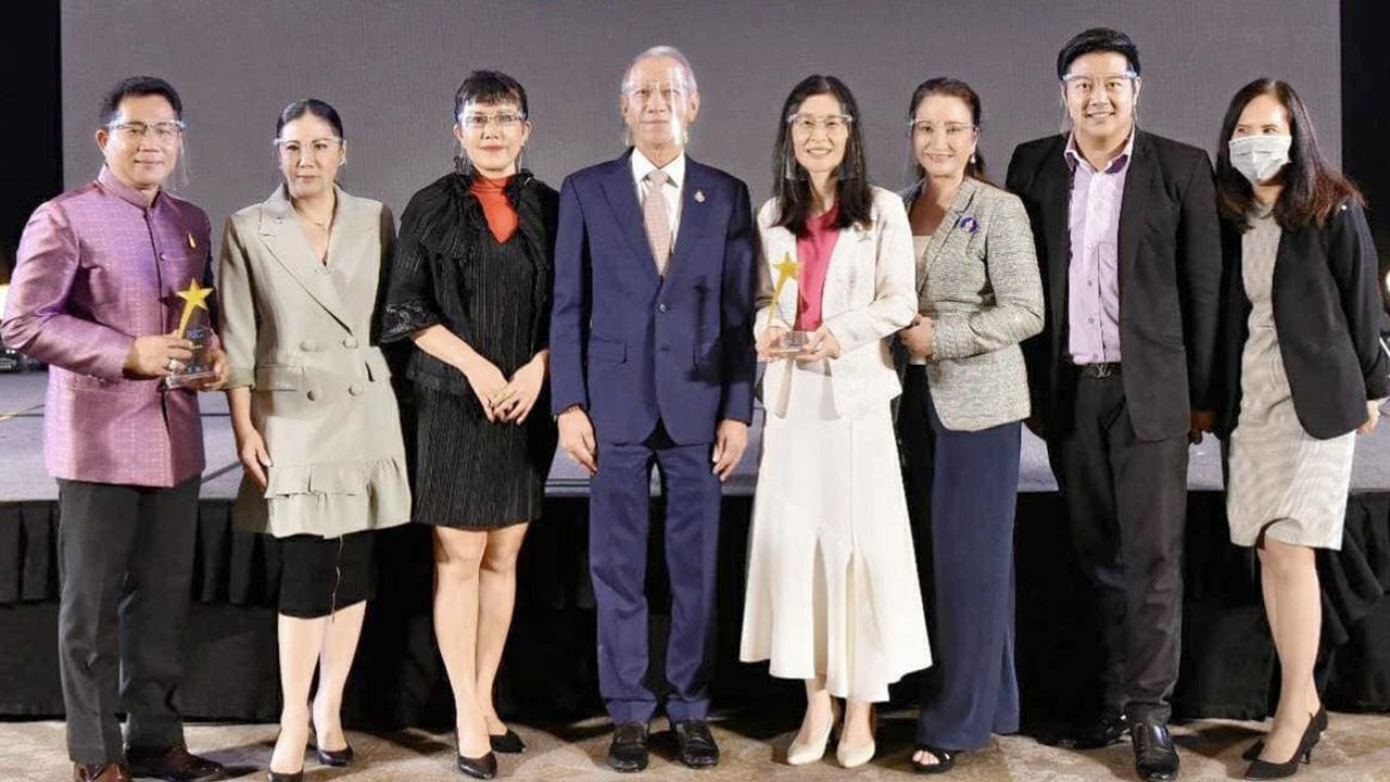 เชื่อถือได้ - พิพัฒน์ รัชกิจประการ รมว.กก. มอบรางวัล THAILAND HOTEL STANDARD รับรองมาตรฐานโรงแรมประเภท MICE ให้แก่ ดร.จุฑามาศ อรุณานนท์ชัย ผู้บริหาร รร.เฮอริเทจ จ.เชียงราย โดยมี มาริสา สุโกศล หนุนภักดี มาร่วมงานด้วย ที่ รร.แกรนด์ เมอร์เคียว ฟอร์จูน วันก่อน.