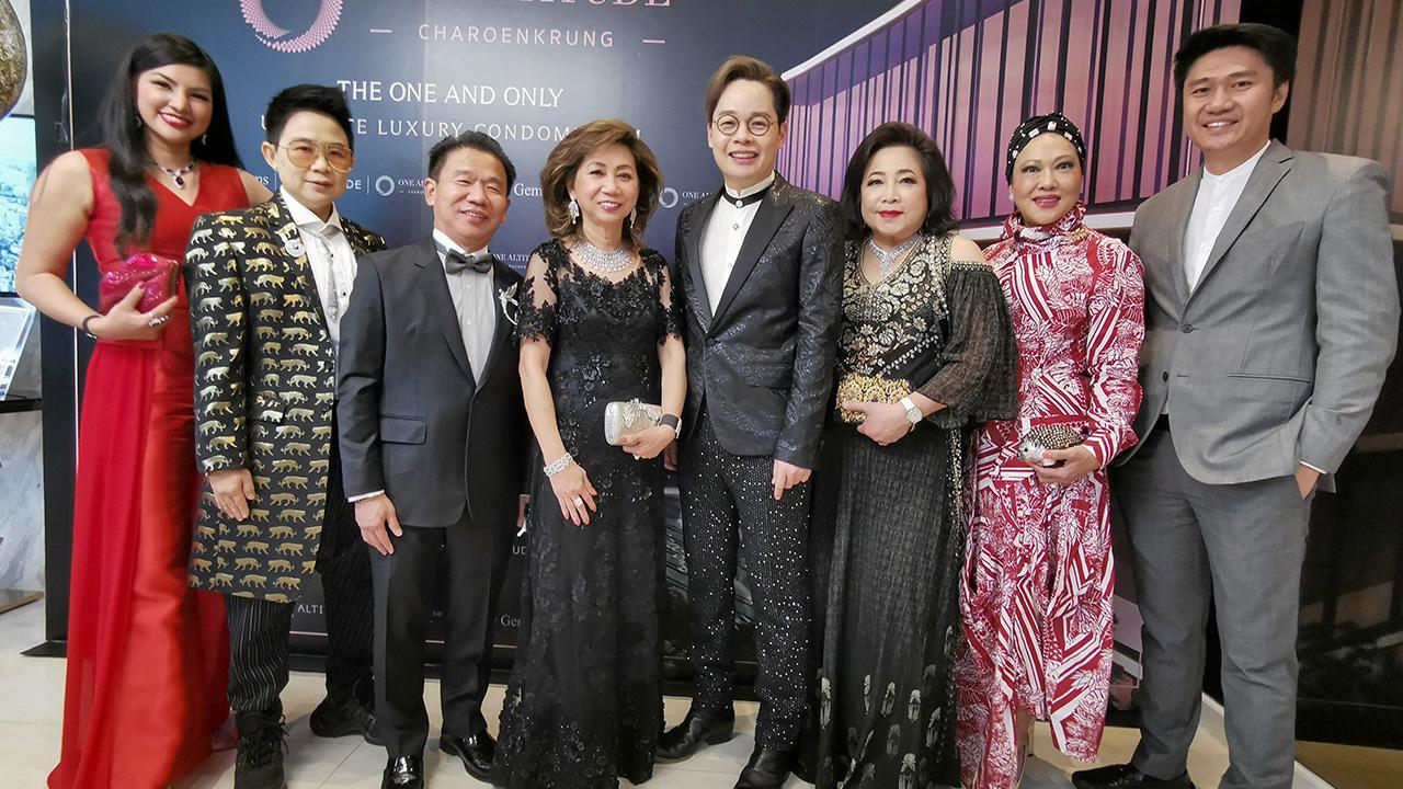 หรูมีระดับ สุริยน ศรีอรทัยกุล และ ชยพล หรรรุ่งโรจน์ ให้การต้อนรับผู้เข้าเยี่ยมชมโครงการ คอนโดหรู “วัน อัลติจูด” พร้อมจัดดินเนอร์ในบรรยากาศสุดเอ็กซ์คลูซีฟ โดยมี วิชัย–วิจิตรา ส่งทวีผล และ อมรสิริ บุญญสิทธิ์ มาร่วมงานด้วย ที่ ถ.จันทน์ 44 บางคอแหลม วันก่อน.