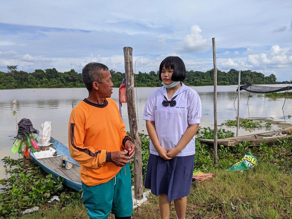 นักเรียนที่เข้าร่วมโครงการฯสอบถามชาวบ้านที่ยึดอาชีพทำประมง ถึงวิธีการจับปลาและรายได้.