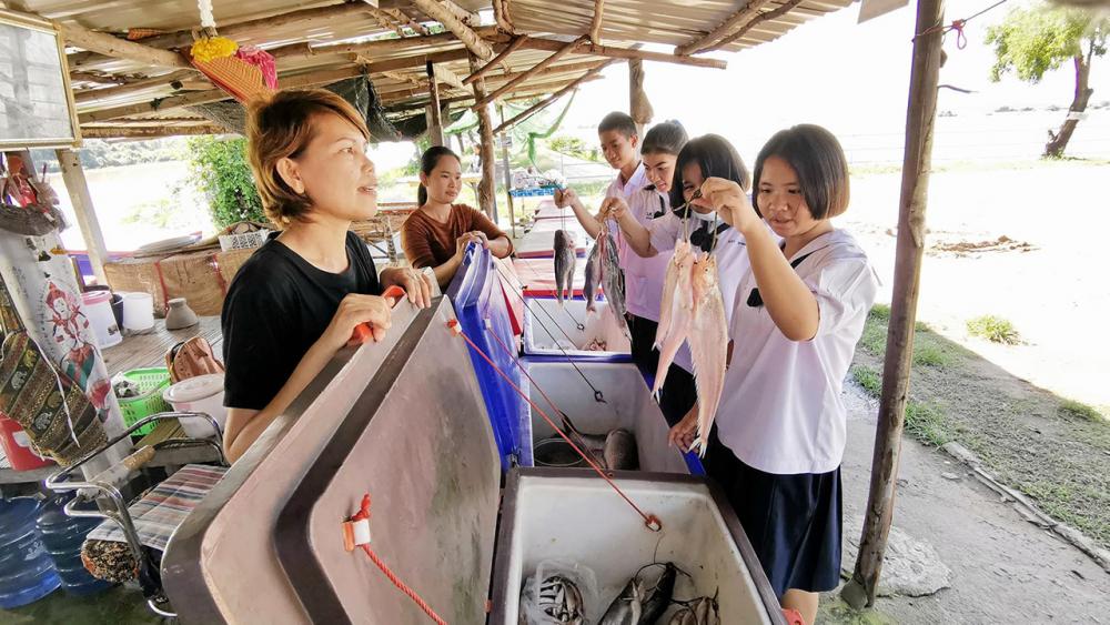 นักเรียนที่เข้าร่วมโครงการฯสอบถามถึงราคาปลาที่แม่ค้านำมาวางขาย เป็นประสบการณ์นอกห้องเรียน เพื่อให้เกิดกระบวนการเรียนรู้และนำไปต่อยอด.
