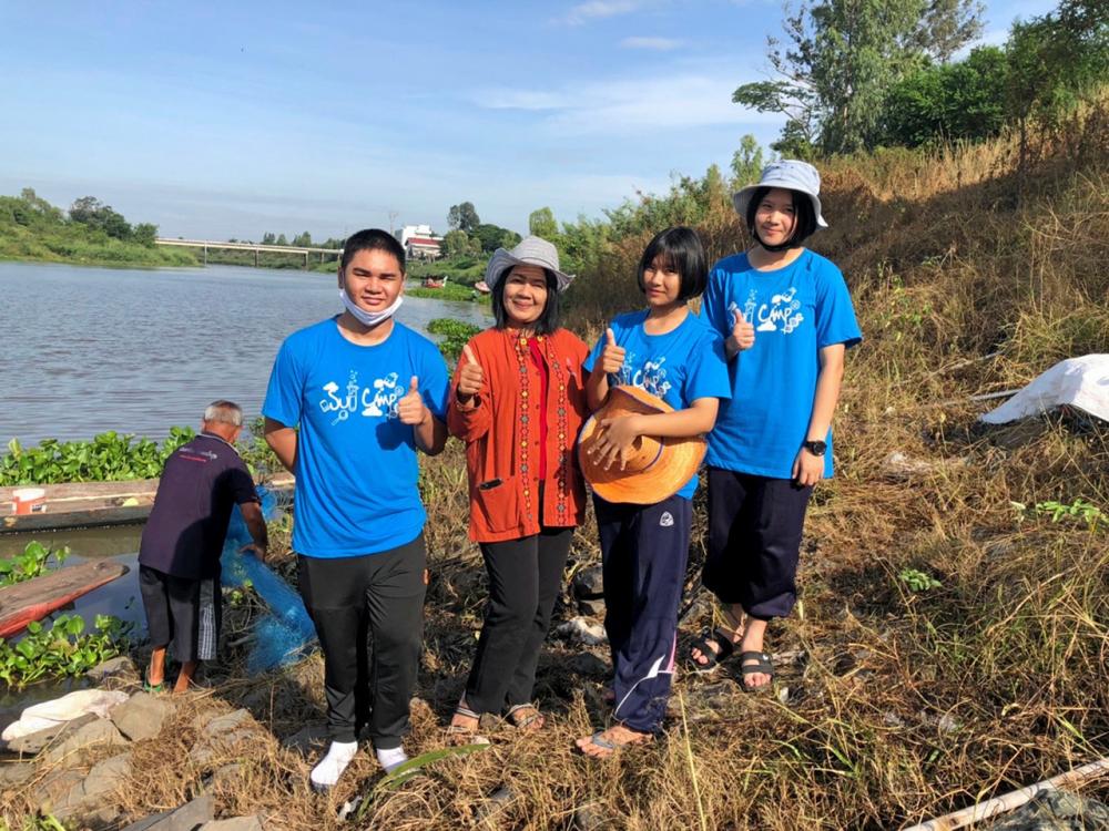 ครูนำนักเรียนลงพื้นที่ในการเรียนรู้จากประสบการณ์จริง และสัมผัสด้วยตนเอง เพื่อให้สามารถนำไปใช้ในชีวิตประจำวันได้.