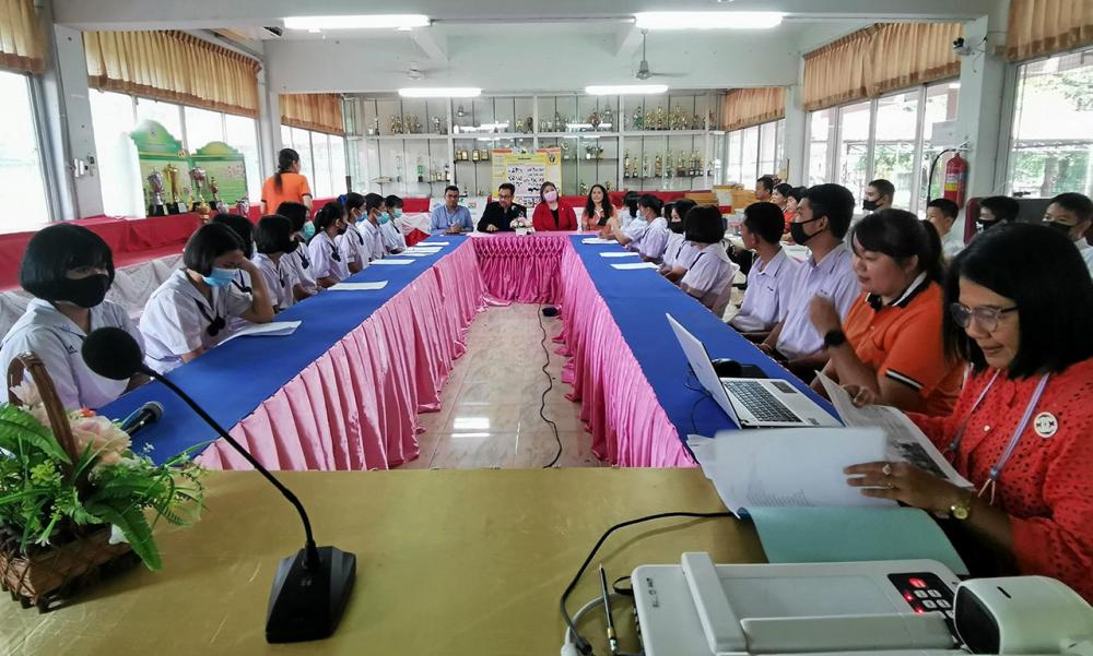 ดร.วรวรงค์ รักเรืองเดช ผช.ผอ.สสวท.ร่วมประชุมกับครูและนักเรียนจาก 9 โรงเรียนนำร่องที่เข้าร่วมโครงการฯ เพื่อให้เกิดผลจริงในทางปฏิบัติ.