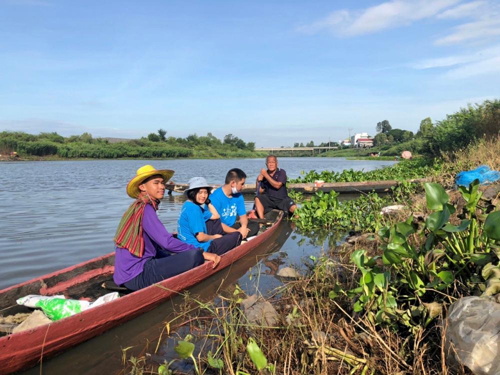 ครูพานักเรียนนั่งเรือพายของชาวบ้านดูวิธีการจับปลาจริงๆ รวมทั้งนำปลาเล็กปลาน้อยที่ชาวบ้านไม่ต้องการไปแปรรูปขายทางออนไลน์.