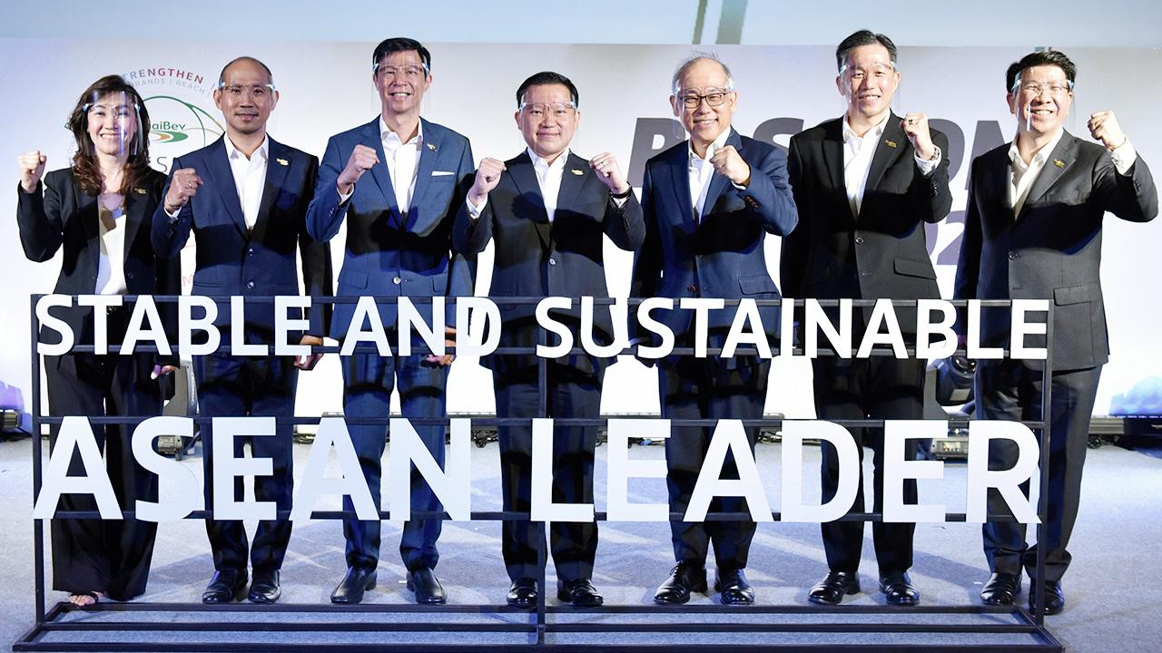 นัมเบอร์วัน - ฐาปน สิริวัฒนภักดี แถลงข่าวทิศทางการดำเนินธุรกิจประจำปี 2563 พร้อมประกาศ PASSION 2025 โชว์ศักยภาพความแข็งแกร่งความเป็นผู้นำเครื่องดื่มอันดับหนึ่ง โดยมี ประภากร ทองเทพไพโรจน์ และ ไมเคิล ไชน์ ฮิน ฟา มาร่วมงานด้วย ที่สามย่านมิตรทาวน์ วันก่อน.