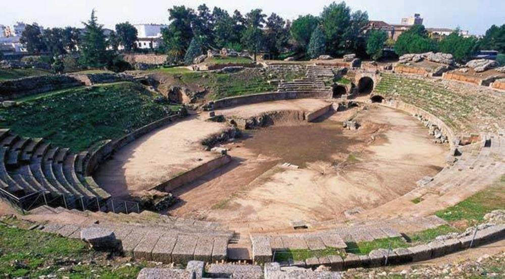อัฒจันทร์แบบโรมันในเมืองเมริดาประเทศสเปน มีสระน้ำขนาดใหญ่กลางลานแสดงที่มีระบบท่อเติมน้ำและระบายน้ำออกจากสระ