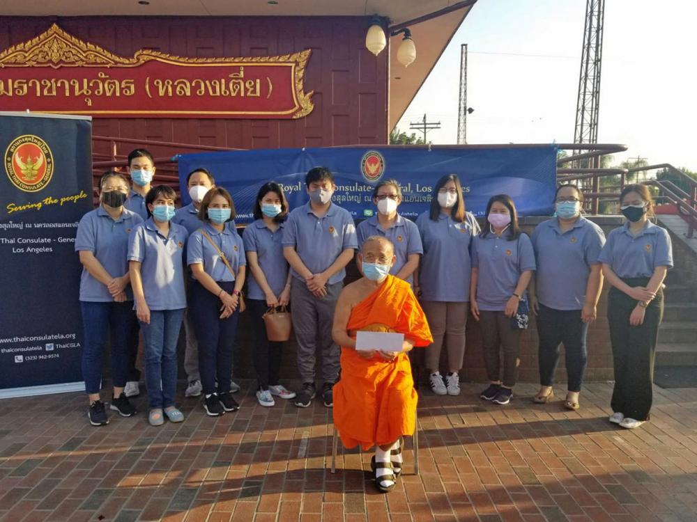 กงสุลสัญจร มังกร ประทุมแก้ว กสญ. ณ นครลอสแอนเจลิส สหรัฐฯ จัดบริการกงสุลสัญจร ที่วัดไทยนครลอสแอนเจลิส เมืองนอร์ทฮอลลีวูด รัฐแคลิฟอร์เนีย มีชาวไทยในรัฐแคลิฟอร์เนีย และใกล้เคียงไปใช้บริการกัน.