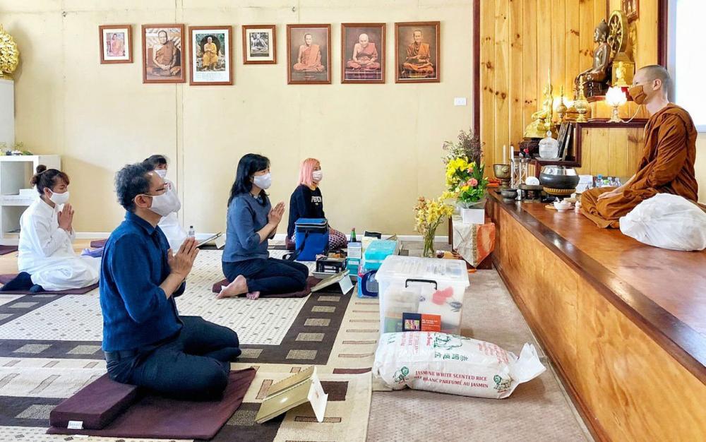 เยี่ยมวัด จักรกฤดิ กระจายวงศ์ กสญ. ณ นครซิดนีย์ ออสเตรเลีย เดินทางไปเยี่ยมพระสงฆ์ ที่วัดป่าโพธิ์ศรัทธาราม นครซิดนีย์ พร้อมถวายอาหารเพลและสิ่งของจำเป็น เพื่อใช้ในการป้องกันโควิด-19.