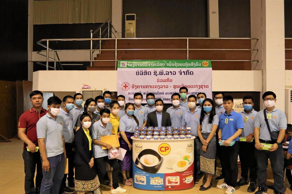บริจาคโลหิต ดร.จันทะลา สุขสาคอน หัวหน้ากาชาดลาว รับมอบผลิตภัณฑ์ไข่ไก่สด เพื่อแจกแก่ผู้ที่ไปบริจาคโลหิต จาก ทำนอง พลมาก กก.ผจก.บริษัท ซี.พี.ลาว จำกัด ที่นำคณะผู้บริหารและพนักงานไปร่วมบริจาคโลหิตด้วย ที่มหาวิทยาลัยแห่งชาติลาว นครหลวงเวียงจันทน์.