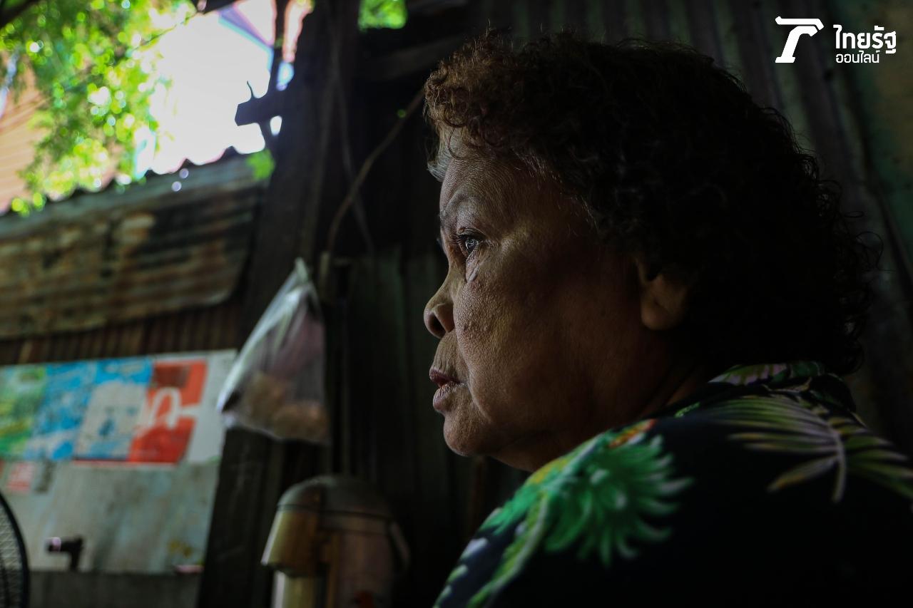 ยายเล็ก หรือ นางบุญเรือน สุขชูศรี วัย 70 ปี ยึดอาชีพ