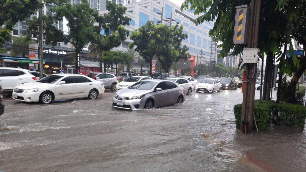 ปากซอยรัชดาภิเษก 18 มีน้ำท่วมขังความสูงระดับฟุตปาท