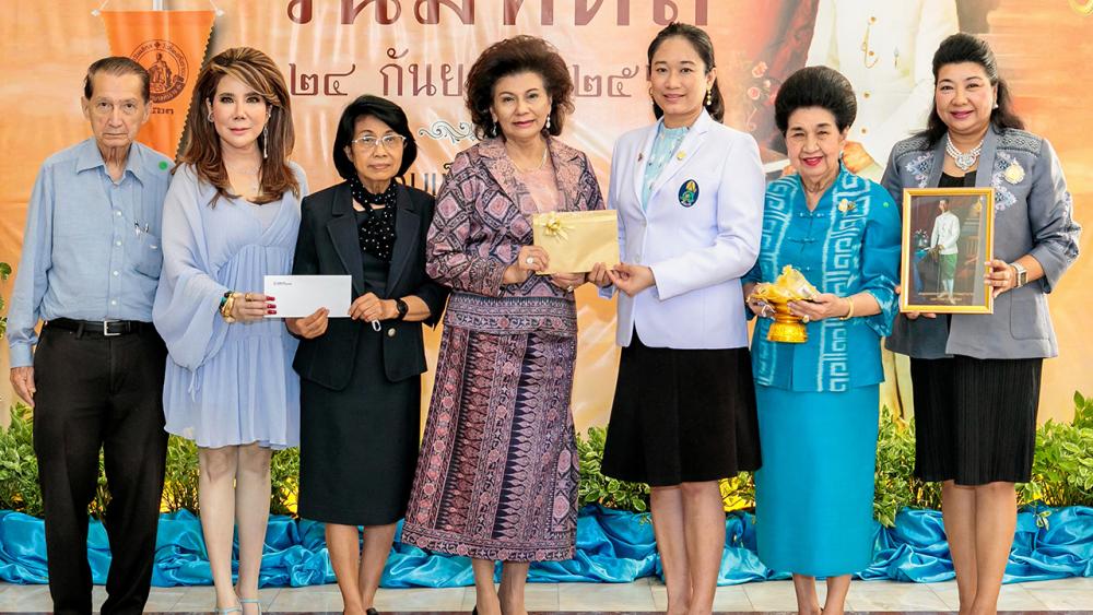 ใจบุญ มยุรี เตยะราชกุล และ รมณีย์ เธียรประสิทธิ์ ร่วมบริจาคเงิน 350,800 บาท ให้แก่ รศ.พญ. เบญจาภา เขียวหวาน และ รศ.ฉวีวรรณ พัฒนจักร ผู้แทนคณะแพทยศาสตร์ศิริราชพยาบาล เพื่อสมทบทุนวันมหิดล โดยมี คุณหญิงโรส บริบาลบุรีภัณฑ์ มาร่วมในพิธีด้วย ที่ รพ.ศิริราช วันก่อน.