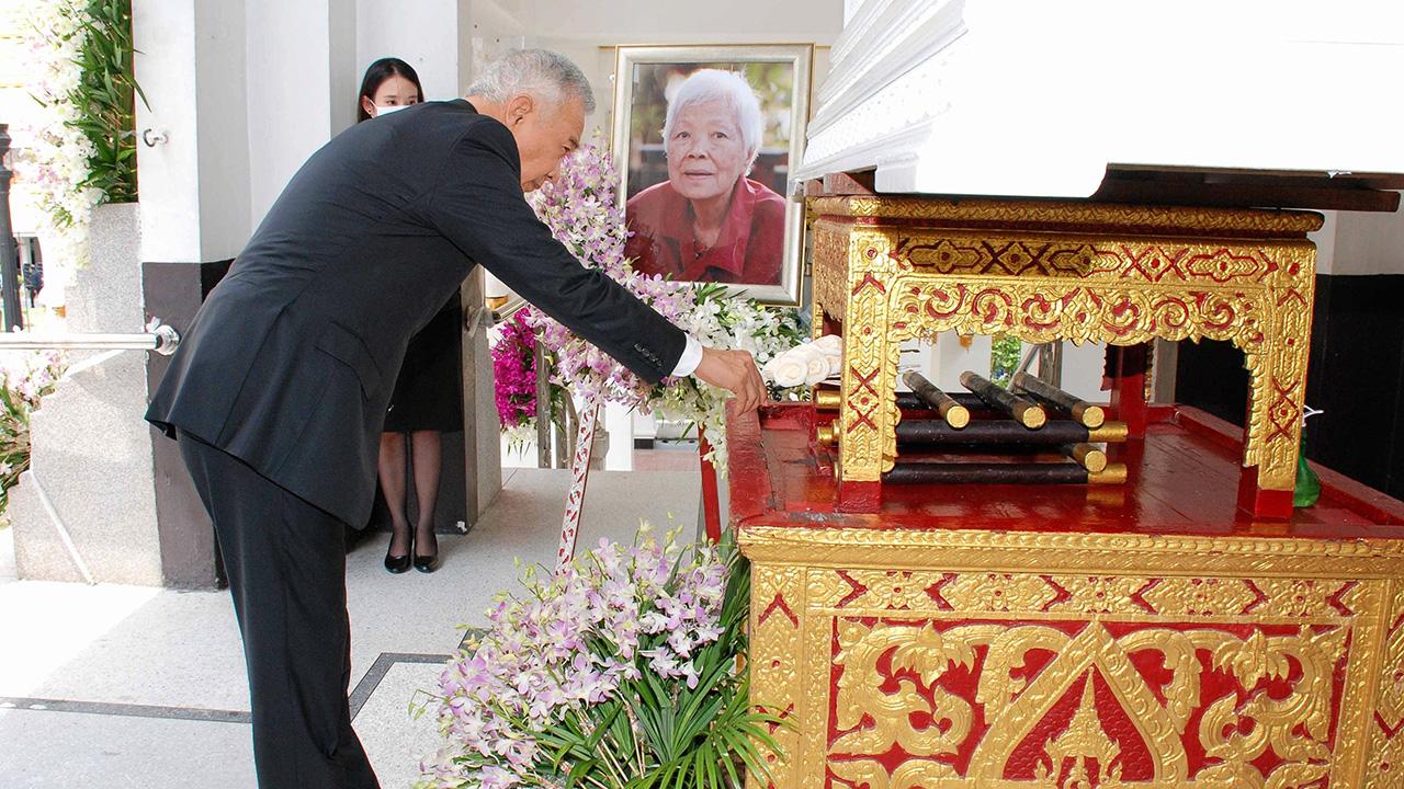 สู่สุคติ สุวัจน์ ลิปตพัลลภ อดีตรองนายกรัฐมนตรี เป็นประธานในพิธีฌาปนกิจ จู้ พฤทธิสาริกร มารดาของ กัณฑรีย์ พฤทธิสาริกร, ธารทิพย์ ศิรินุพงศ์, ปฏิเวธ พฤทธิสาริกร, ธารทัศน์ พฤทธิสาริกร, พิทักษ์ พฤทธิสาริกร และ ขวัญจิรา อาลูเอวา ที่วัดพระศรีมหาธาตุ วันก่อน.