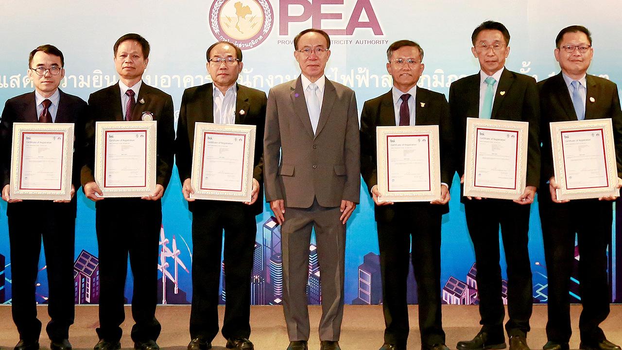 มอบเซอร์ทิฟิเคต เสกสรร เสริมพงศ์ มอบ Certificate ISO 50001 โครงการพัฒนาระบบการจัดการ กฟภ. ให้แก่ ประพันธ์ สีนวล, สุภาพ กสิวงศ์, ณัฐวรรธน์ อัครรุ่งเรืองกุล, ธนะ โชคพระสมบัติ, วิเชียร ปัญญาวานิชกุล และ สงกรานต์ ชุติธนธีระกุล ที่รร.มิราเคิล แกรนด์ วันก่อน.