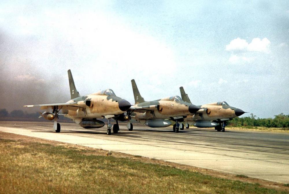 ภาพ เอฟ-105 ติดระเบิด M117 กำลังจะบินขึ้น จาก วิกิพีเดีย
