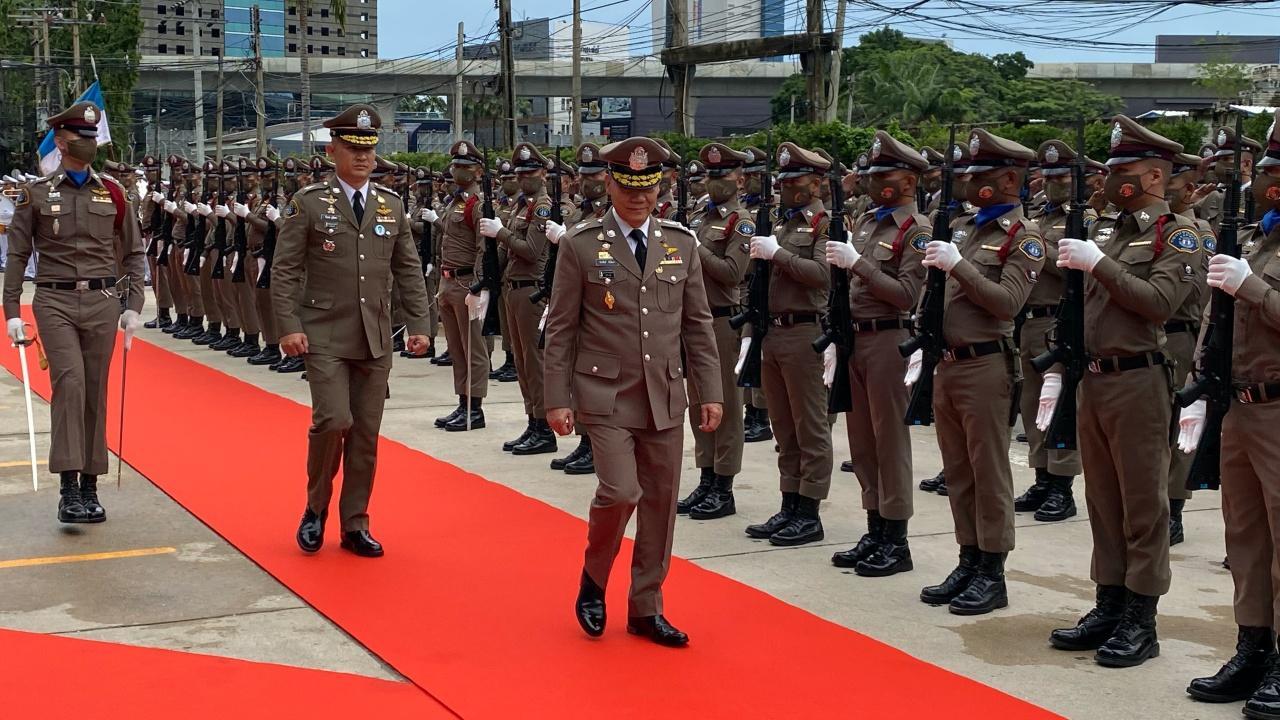 ตรวจแถวกองเกียรติยศ