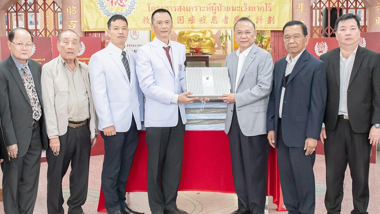 อุปกรณ์การแพทย์ จิ้ง พิพัฒน์เวช มอบเครื่องตัดผิวหนังด้วยแรงดันลม ให้แก่ พล.ต.ต.นพ.คเณศ บุญเกษมสันติ และ พ.ต.อ.นพ.ปัญญาวัชร ภาษีผล ในโครงการจัดซื้อเครื่องมือแพทย์ และช่วยเหลือผู้ป่วยมะเร็งด้อยโอกาส รพ.ตำรวจ ที่ สนง.มูลนิธิส่งเสริมศีลธรรมสงเคราะห์ วันก่อน.