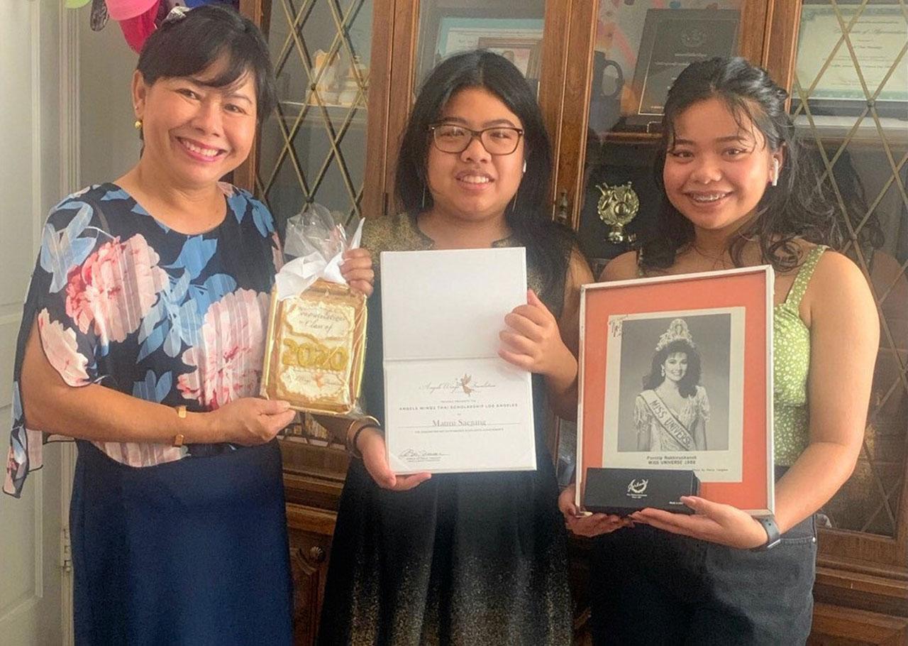 ยินดีกับหลาน วรนุช บุญประกอบ แห่งร้านนุชนวดไทย แอล.เอ. สหรัฐฯ ยินดีกับ น้องมัดหมี่-อบอุ่น แซ่จึง หลานสาวคนเก่ง ได้รับทุนการศึกษาจากมูลนิธิ “แองเจิลสวิงส์” ของ ปุ๋ย-ภรณ์ทิพย์ นาคหิรัญกนก.