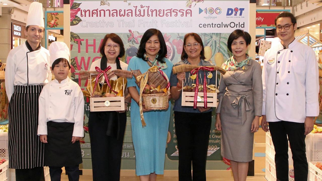 น่ากินมาก พัชรี พยัควงษ์ และ ภัทรพร เพ็ญประพัฒน์ เปิด “เทศกาลผลไม้ไทยสรรค์ 2020” งานแสดงสร้างสรรค์ผลไม้ไทย โดยมี รุจิเรศ นีรปัทมะ, สุวรรณา เฟื่องฟูผดุง, ภวัต กฤษฤานนท์ และ ทัฬหวัฒน์ เสาวภาพโสภา มาร่วมงานด้วย ที่เซ็นทรัลเวิลด์ วันก่อน.